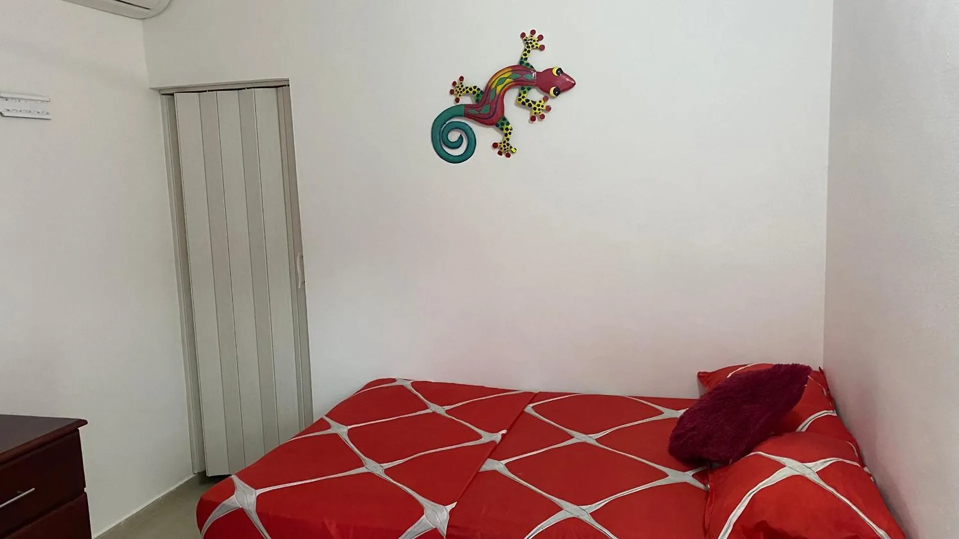 Hotel El Escondite contacts